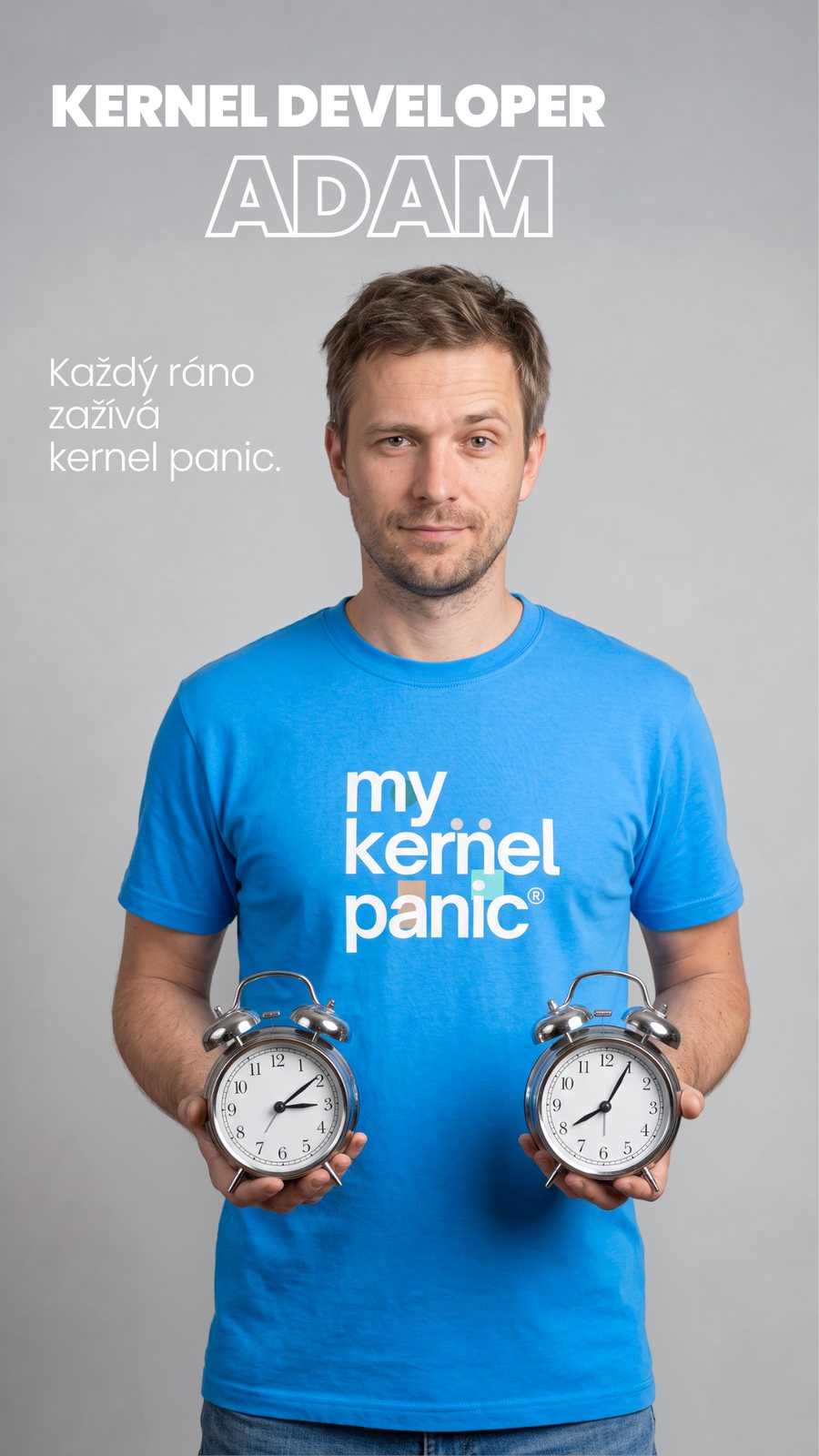 Kernel developer Adam v tričku Signature s logem My Kernel Panic drží dva budíky