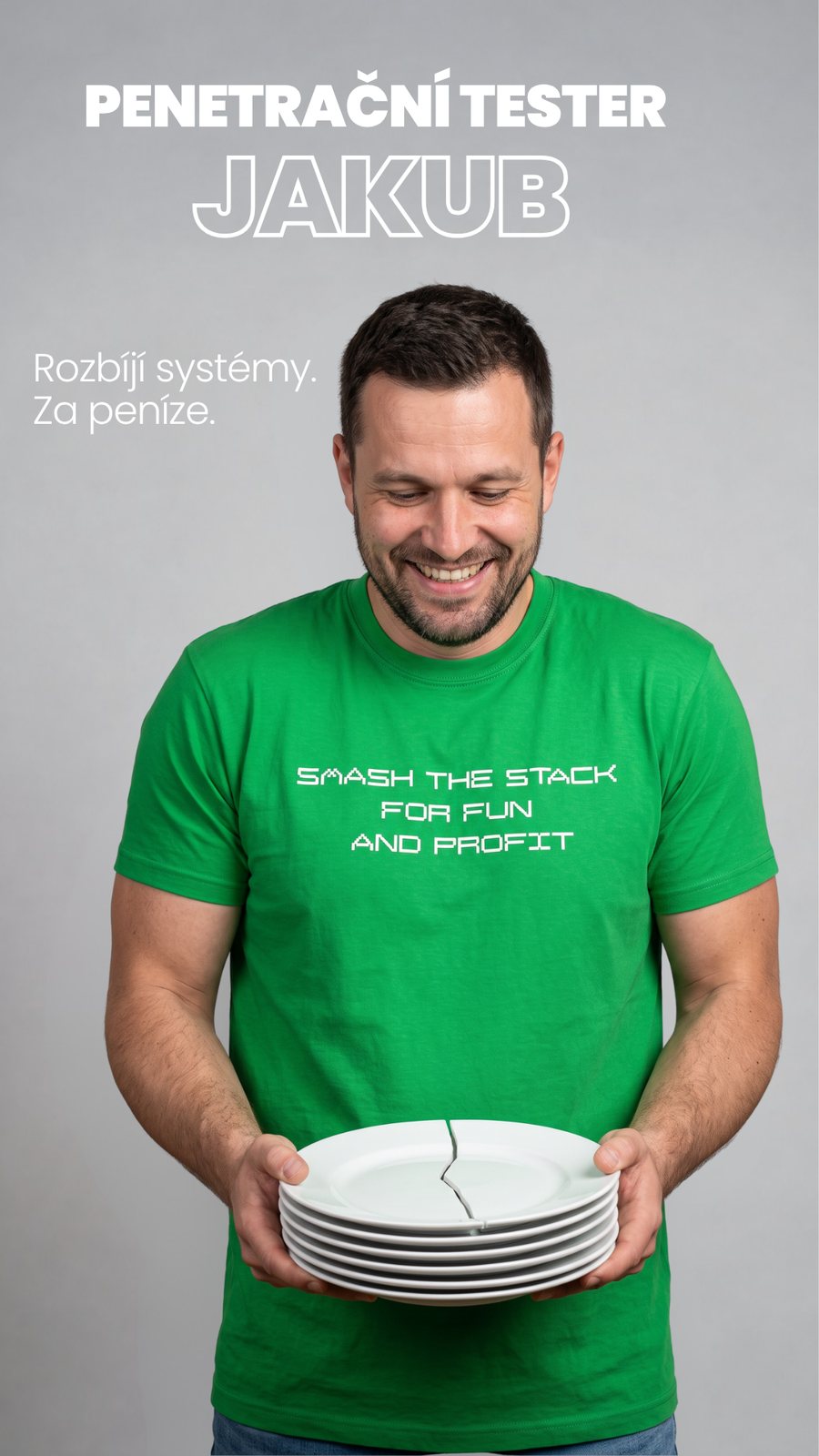 Penetrační tester Jakub v tričku Smash the Stack drží komínek talířů