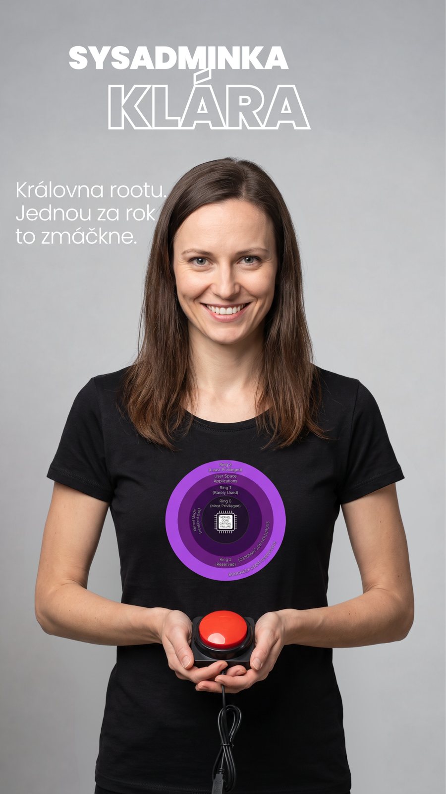 Sysadminka Klára v tričku Ring 0 drží červený tlačítko