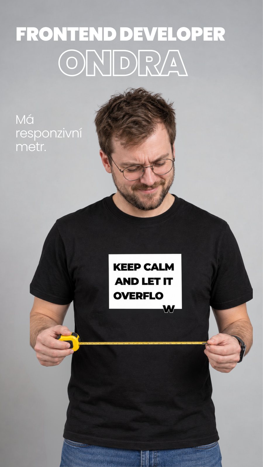 Frontend developer Ondra v tričku Margin Error měří svinovacím metrem