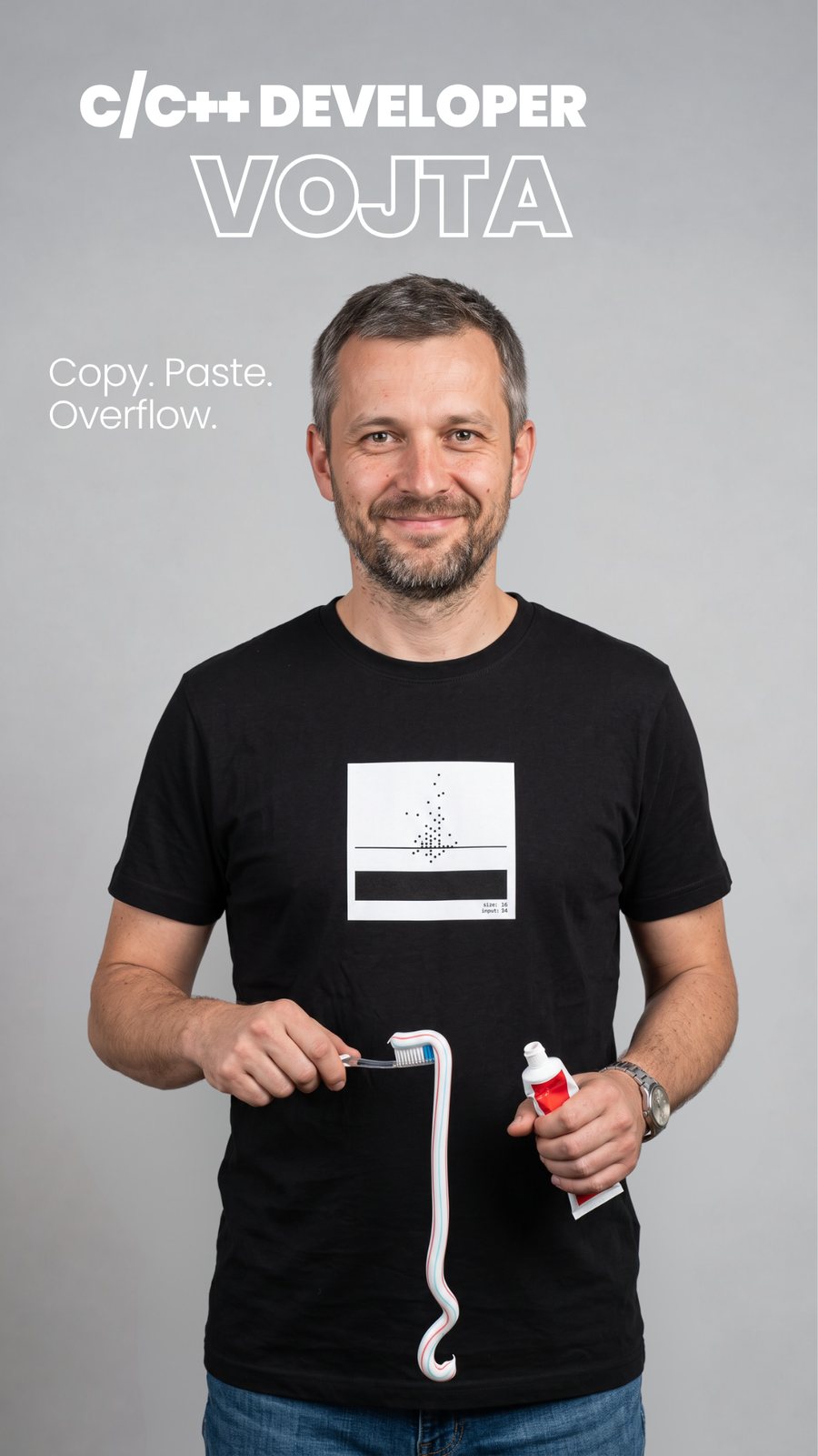 C/C++ developer Vojta v tričku STRCPY mačká zubní pastu na kartáček